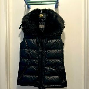 Zara Black belted  puffer vest. Fur collar Side pockets Size S